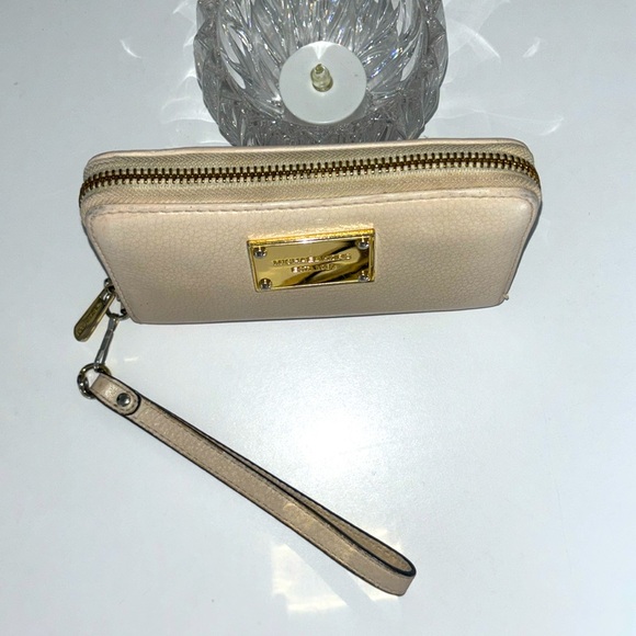 Michael Kors, cream, leather wristlet - Picture 3 of 11